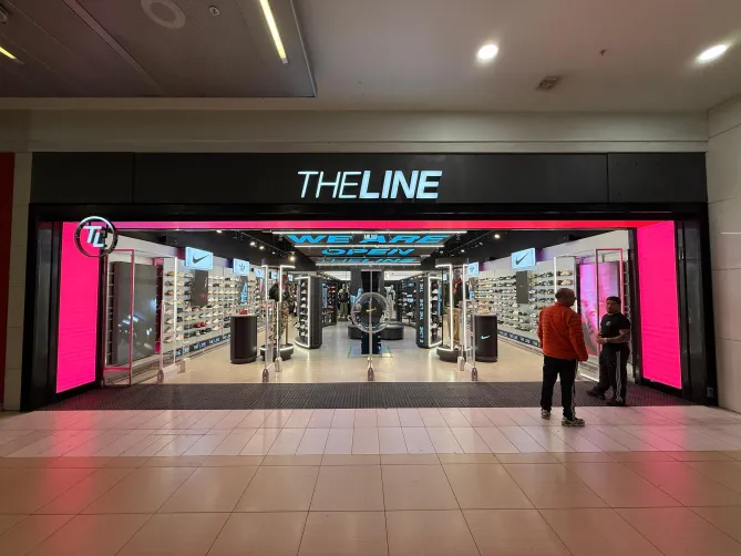 frontis tienda the line